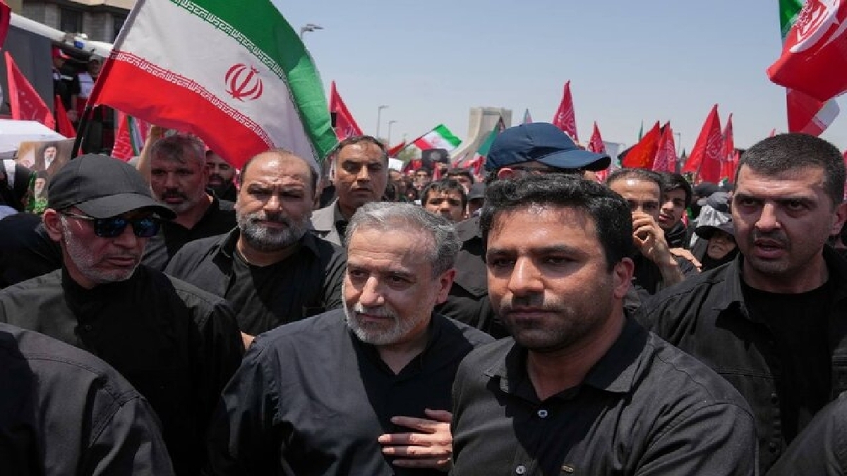 باشگاه خبرنگاران -حضور عراقچی در مراسم تشییع آقای شهید ایران