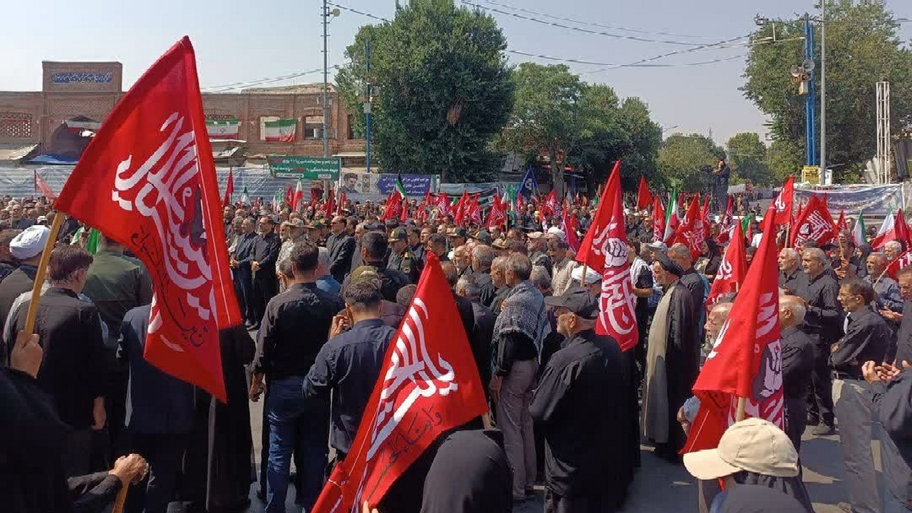 &nbsp;برگزاری آیین نمادین تشییع رهبر شهید در آذربایجان غربی/ وداع اندوهگین مردم استان با آقای شهید + فیلم و تصاویر