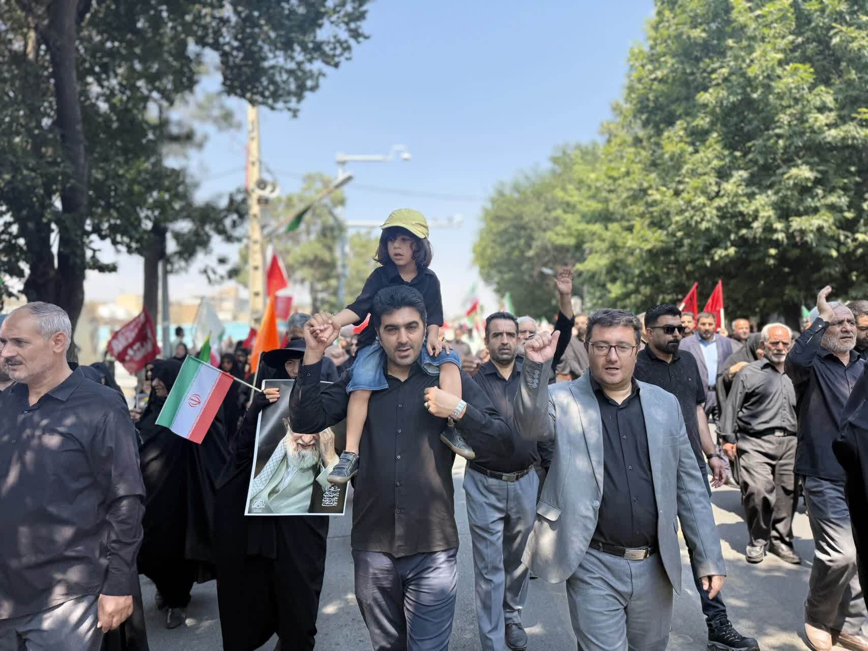 &nbsp;برگزاری آیین نمادین تشییع رهبر شهید در آذربایجان غربی/ وداع اندوهگین مردم استان با آقای شهید + فیلم و تصاویر