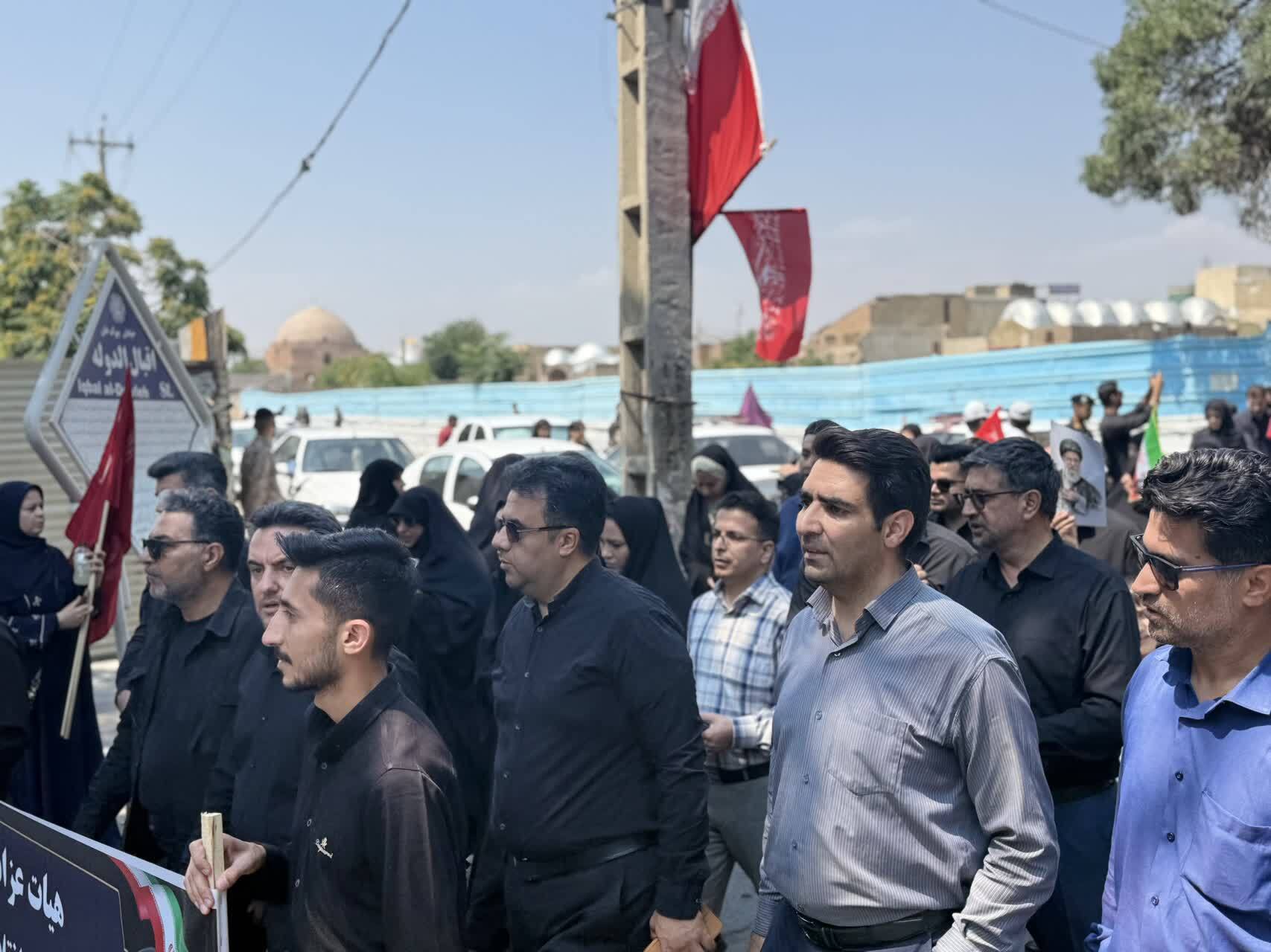 &nbsp;برگزاری آیین نمادین تشییع رهبر شهید در آذربایجان غربی/ وداع اندوهگین مردم استان با آقای شهید + فیلم و تصاویر