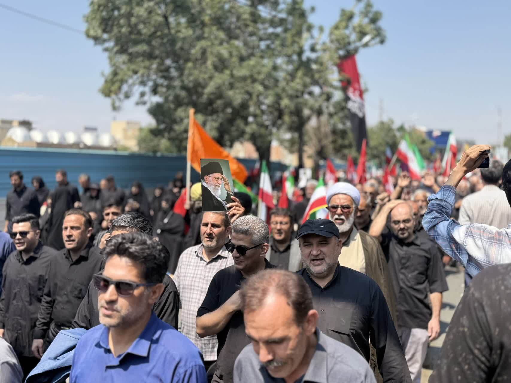 &nbsp;برگزاری آیین نمادین تشییع رهبر شهید در آذربایجان غربی/ وداع اندوهگین مردم استان با آقای شهید + فیلم و تصاویر
