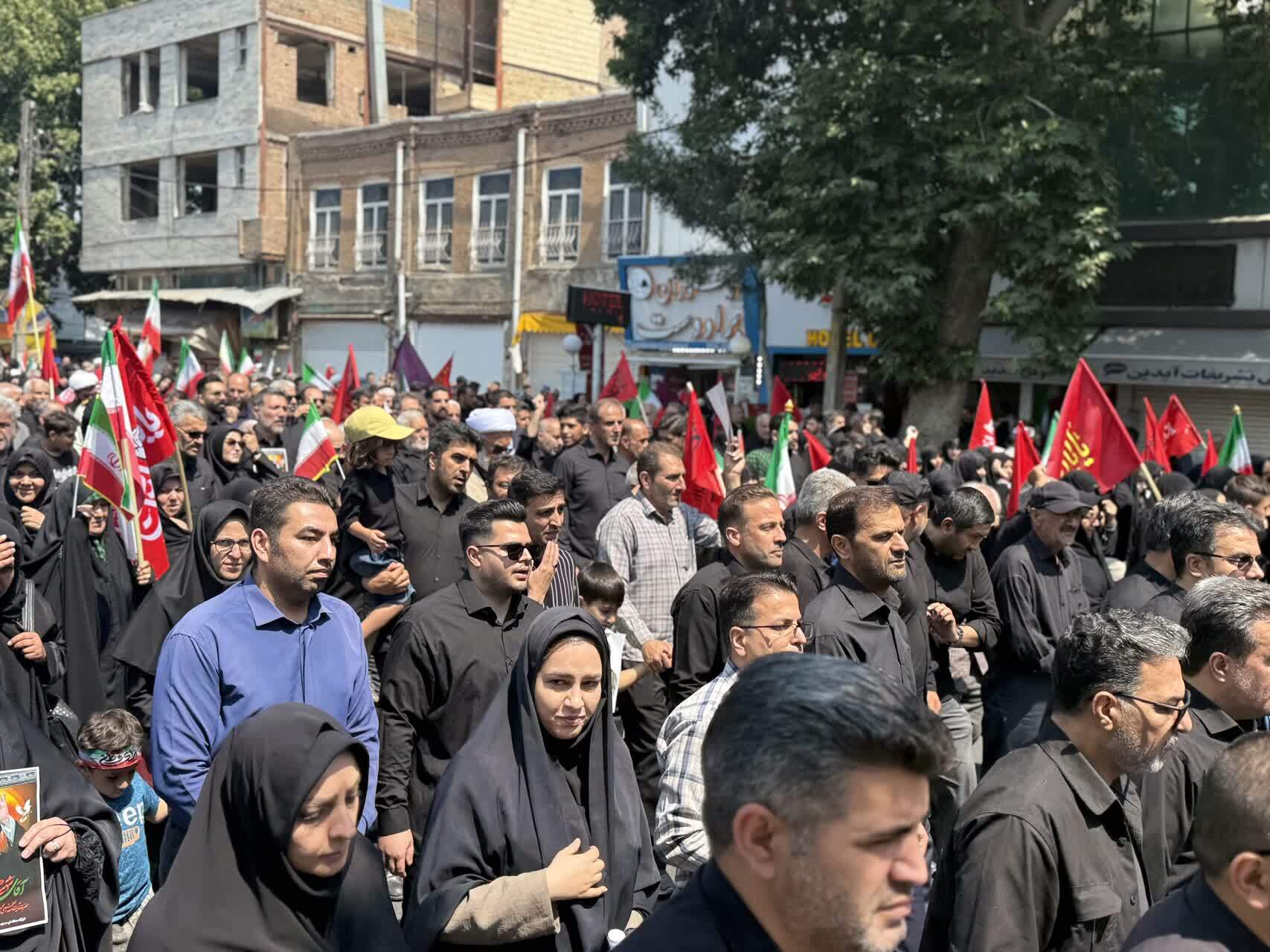 &nbsp;برگزاری آیین نمادین تشییع رهبر شهید در آذربایجان غربی/ وداع اندوهگین مردم استان با آقای شهید + فیلم و تصاویر