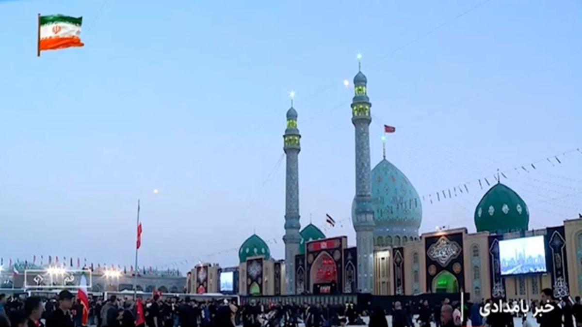 روایت المنار از خیل عظیم شرکت‌کنندگان در مراسم تشییع قائد شهید در مسجد جمکران + فیلم