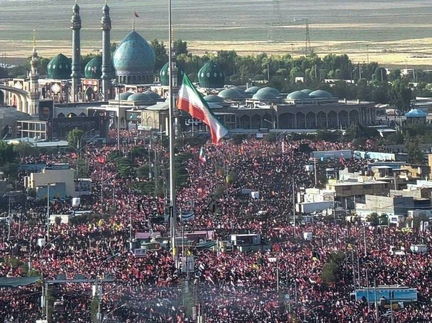 آغاز مراسم تشییع  پیکر رهبر شهید انقلاب در قم+ فیلم و تصاویر