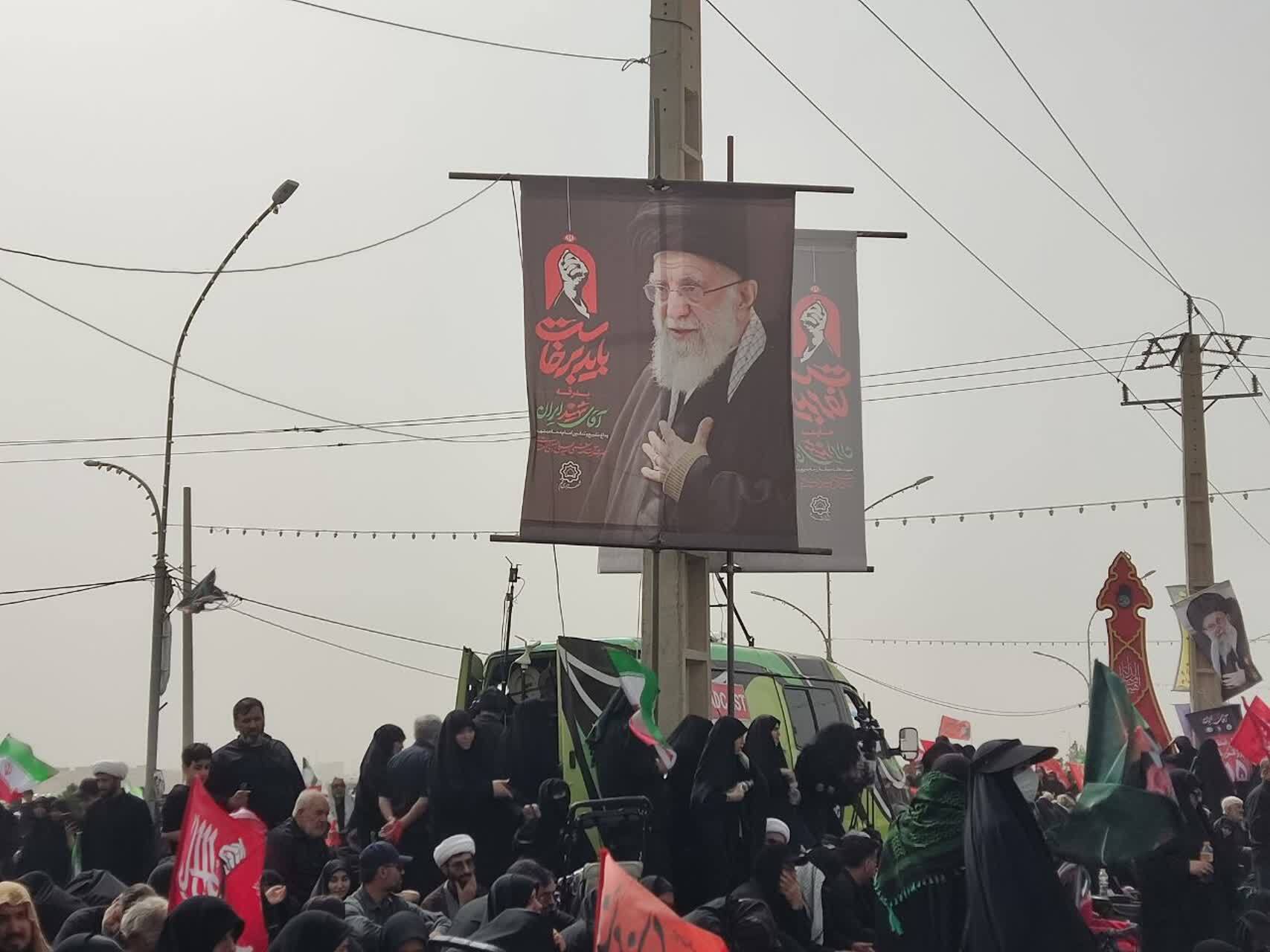 قابی از حضور مردم انقلابی قم در مراسم تشییع رهبر شهید ایران