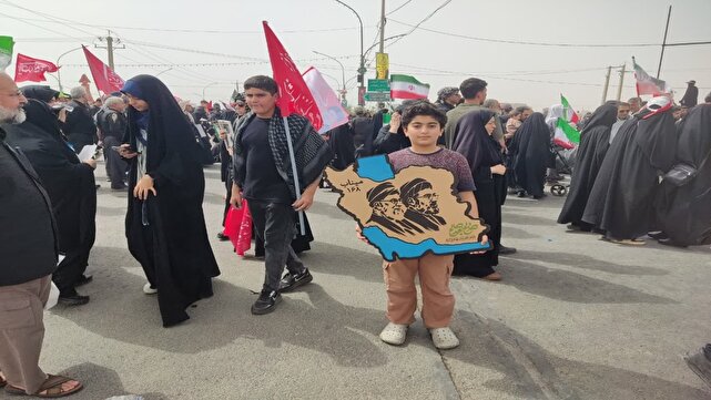 قابی از حضور مردم انقلابی قم در مراسم تشییع رهبر شهید ایران