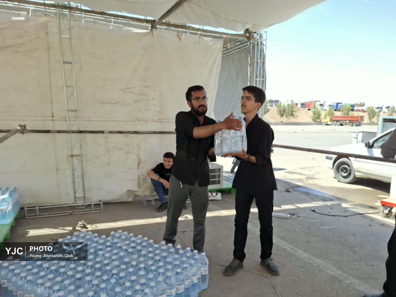 پذیرایی از زائران پیکر مطهر رهبر شهید در قاب دوربین