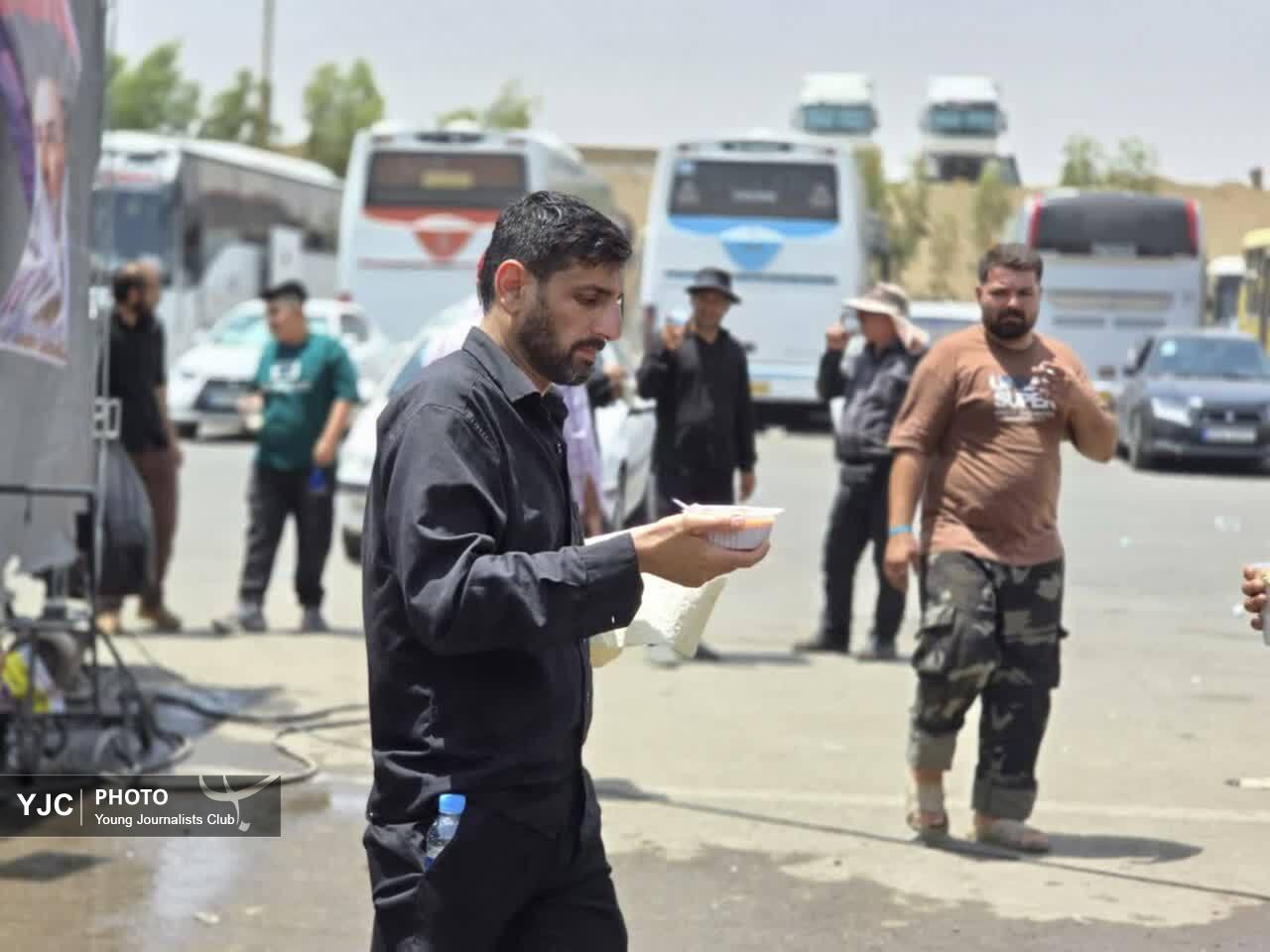 پذیرایی از زائران پیکر مطهر رهبر شهید در قاب دوربین
