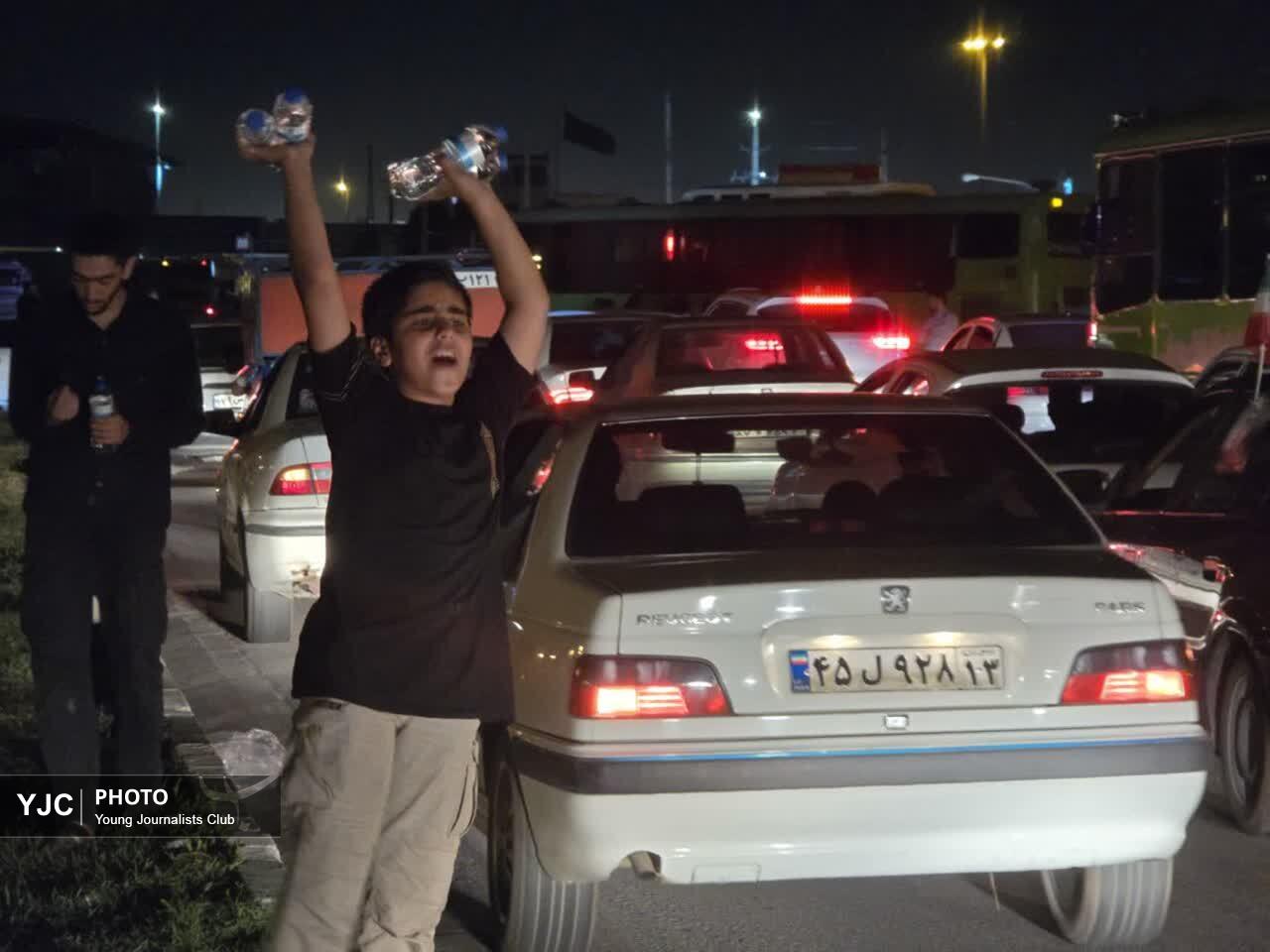 پذیرایی از زائران پیکر مطهر رهبر شهید در قاب دوربین