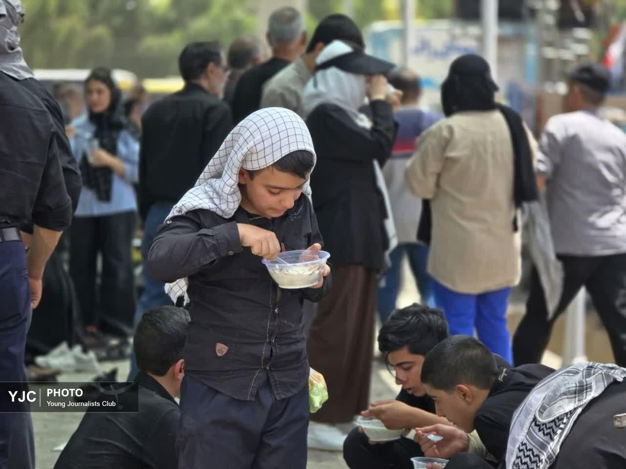 پذیرایی از زائران پیکر مطهر رهبر شهید در قاب دوربین