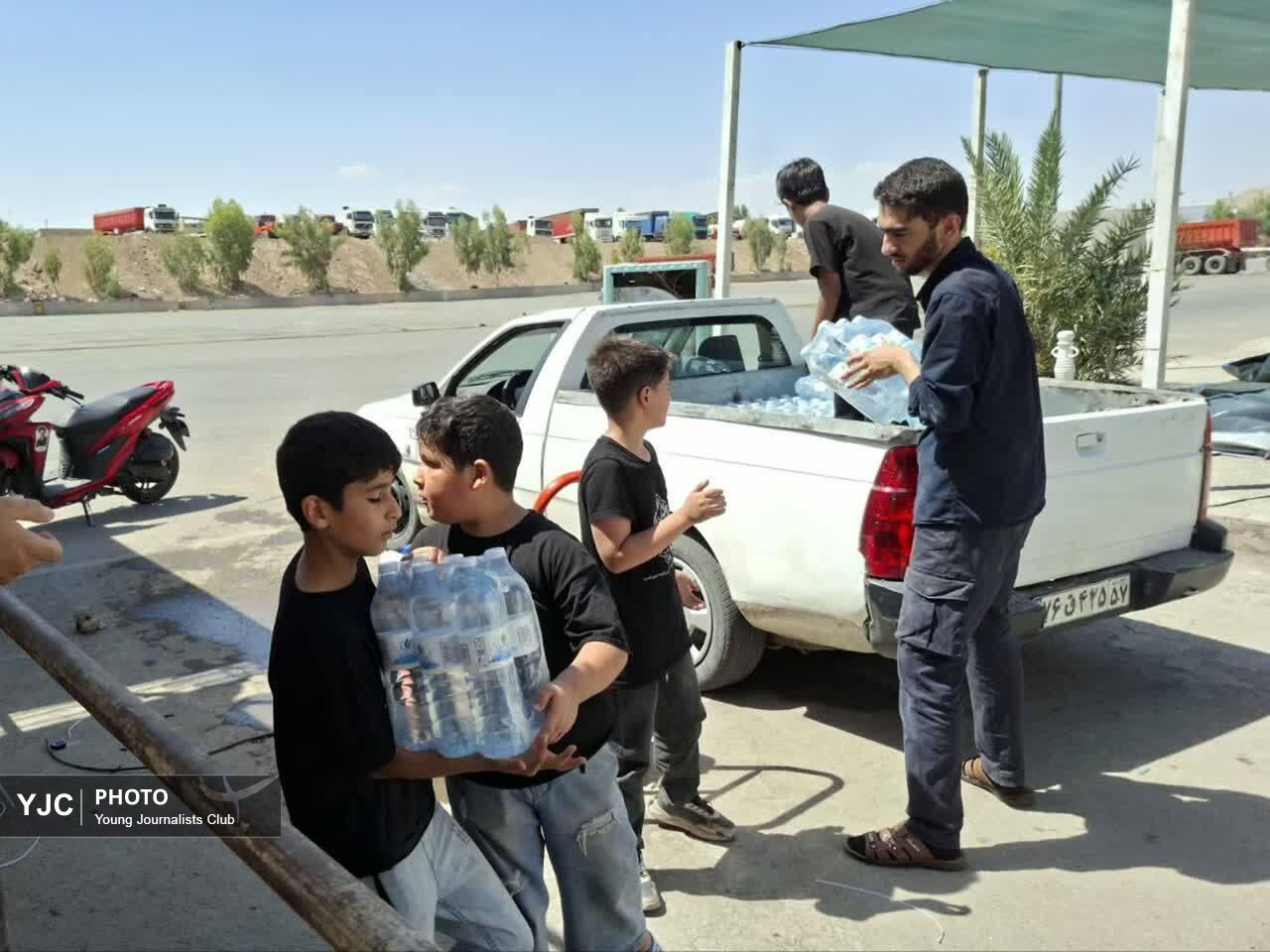 پذیرایی از زائران پیکر مطهر رهبر شهید در قاب دوربین