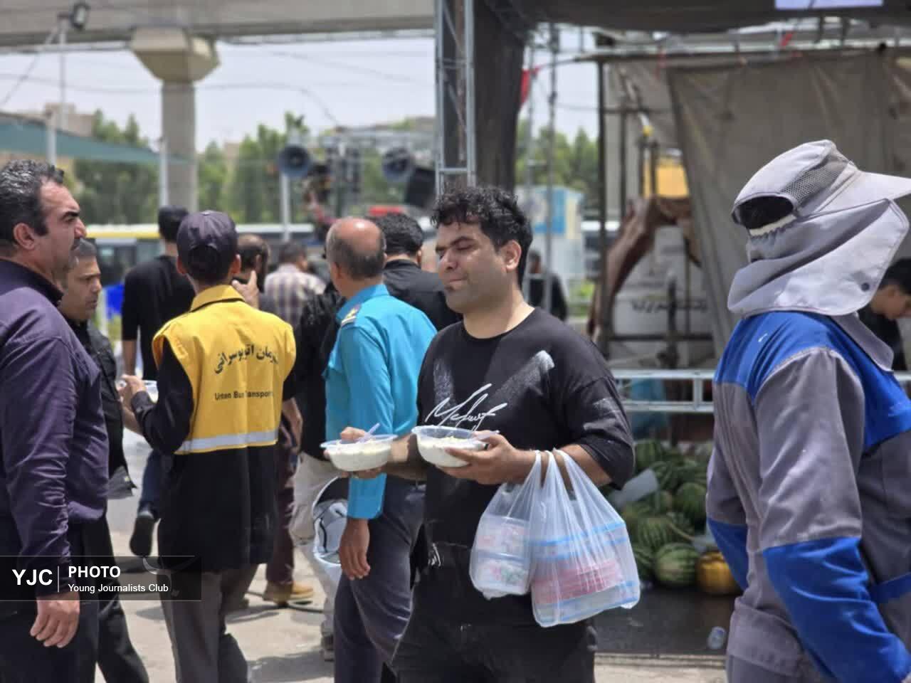 پذیرایی از زائران پیکر مطهر رهبر شهید در قاب دوربین