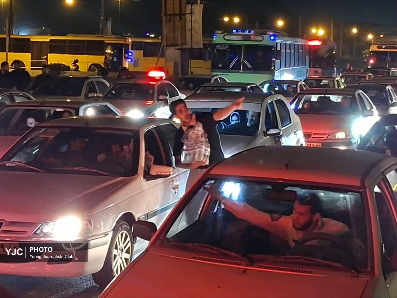 پذیرایی از زائران پیکر مطهر رهبر شهید در قاب دوربین