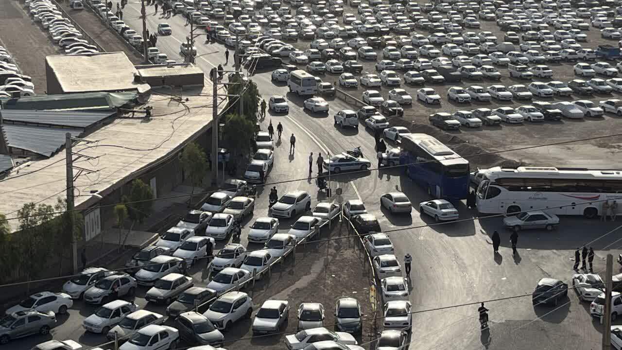 حجم عظیم و بی&zwnj;سابقه خودروها در پارکنیگ های ضلع جنوبی مسجد مقدس جمکران+تصاویر