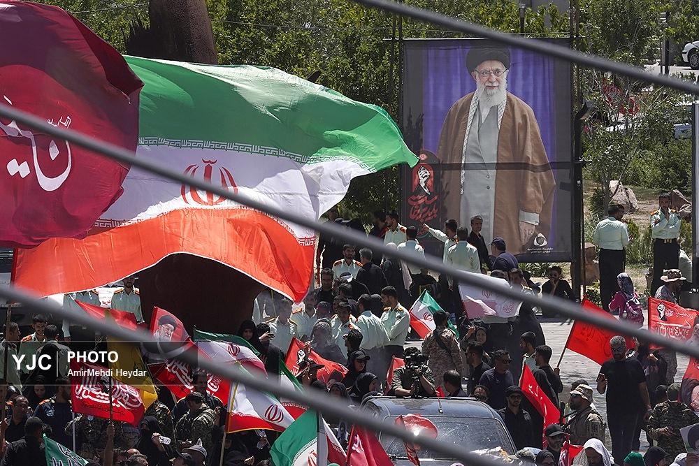 چشم انتظاری مردم مشهد برای رسیدن پیکر مطهر رهبر شهید انقلاب