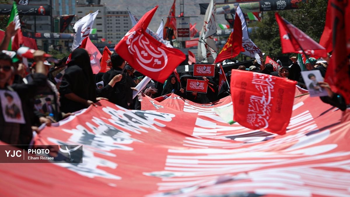 بر افراشتن پرچم‌های سرخ در مراسم تشییع پیکر "قائد شهید امت" در مشهد