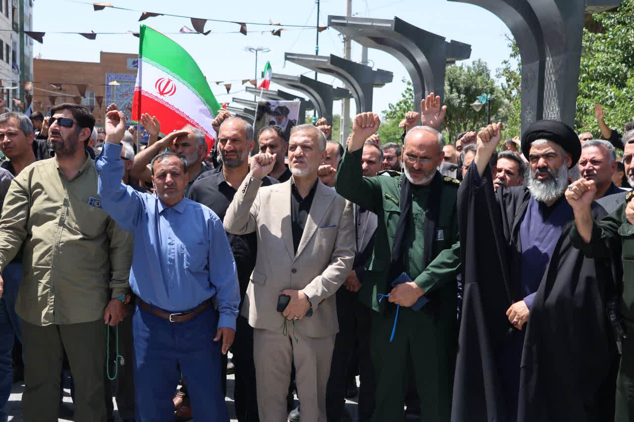 خروش نمازگزاران بهارستانی در خونخواهی رهبر شهید انقلاب اسلامی خروش نمازگزاران بهارستانی در خونخواهی رهبر شهید انقلاب اسلامی