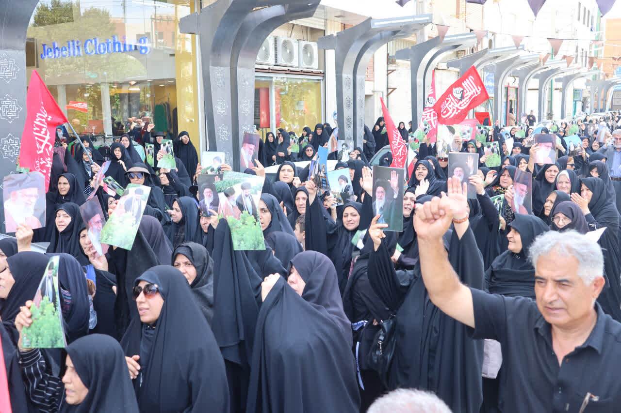 خروش نمازگزاران بهارستانی در خونخواهی رهبر شهید انقلاب اسلامی خروش نمازگزاران بهارستانی در خونخواهی رهبر شهید انقلاب اسلامی