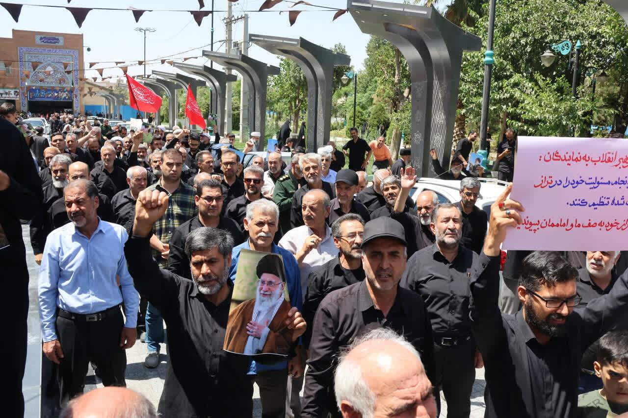 خروش نمازگزاران بهارستانی در خونخواهی رهبر شهید انقلاب اسلامی خروش نمازگزاران بهارستانی در خونخواهی رهبر شهید انقلاب اسلامی