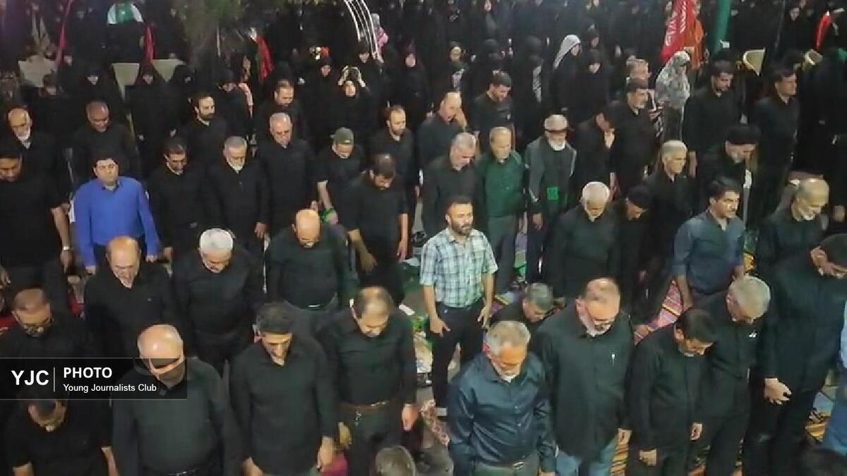 باشگاه خبرنگاران -اقامه نماز لیله‌الدفن برای امام شهید امت در سنگر خیابان انقلاب + فیلم