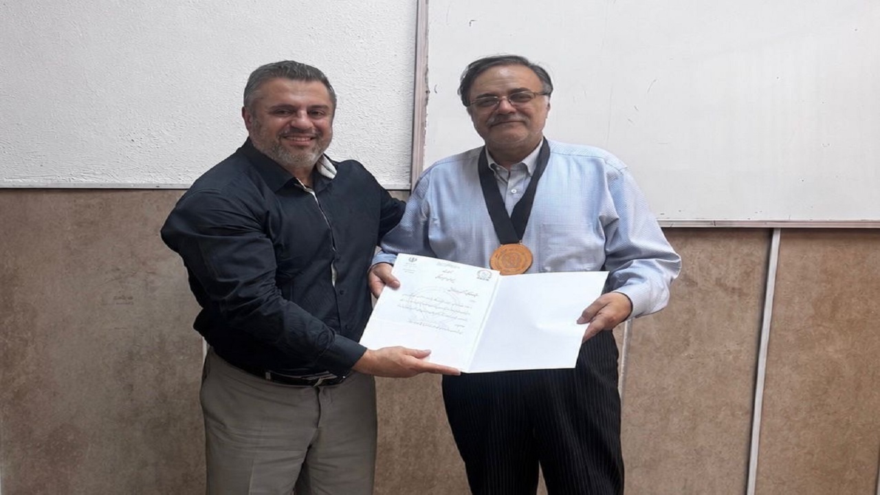 تجلیل فدراسیون بدنسازی و پرورش اندام از یک چهره ماندگار علمی/ نوابخش نشان ملی گرفت