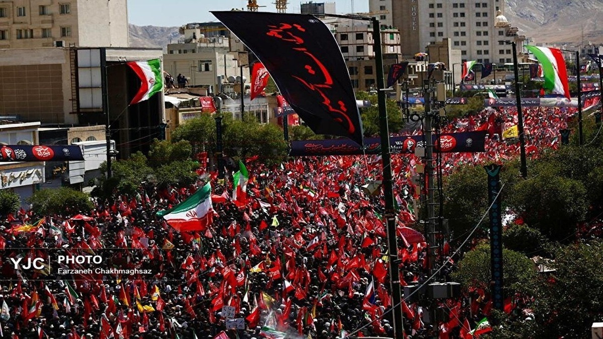 پنجره‌‌ای از جمعیت حاضر در تشییع با شکوه «آقای شهید ایران» و شهدای خانواده ایشان در مشهد مقدس + فیلم