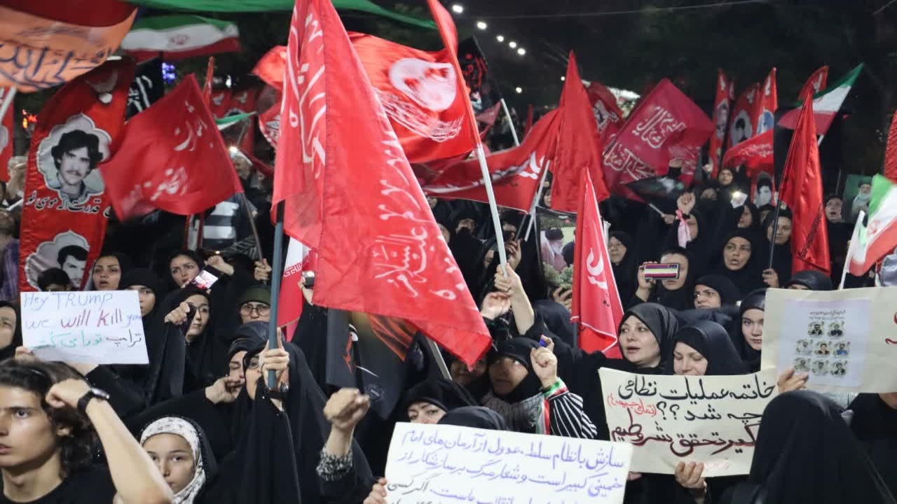 گوشههایی از همدلی مردم انقلابی ماهدشت در تجمعات شبانه گوشههایی از همدلی مردم انقلابی ماهدشت در تجمعات شبانه