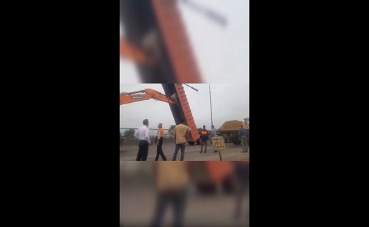 سقوط عرشه پل هوایی در محور رشت - رودبار؛ مسیر بازگشایی شد