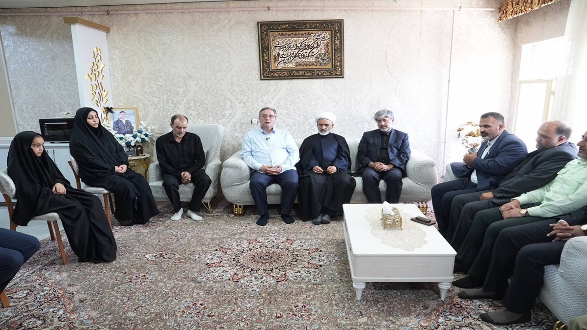 باشگاه خبرنگاران -استاندار آذربایجان‌غربی: امنیت و اقتدار امروز کشور مرهون جانفشانی شهداست / تکریم خانواده شهید «نوروزی» از شهدای جنگ رمضان + تصویر