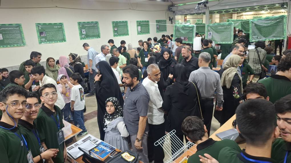 برگزاری نمایشگاه فانوس در دبیرستان علامه حلی به نام شهید ماکان نصیری