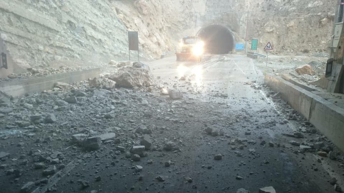باشگاه خبرنگاران -محور بندرعباس - حاجی‌آباد در پی ریزش تونل مسدود اعلام شد