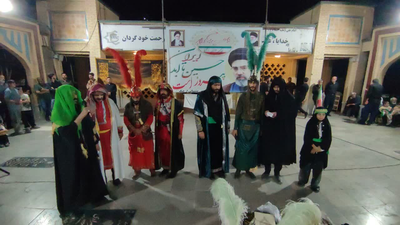 فریادِ سرخ در میعادگاه شهدای صالح آباد در رثای رهبر شهید انقلاب فریادِ سرخ در میعادگاه شهدای صالح آباد در رثای رهبر شهید انقلاب