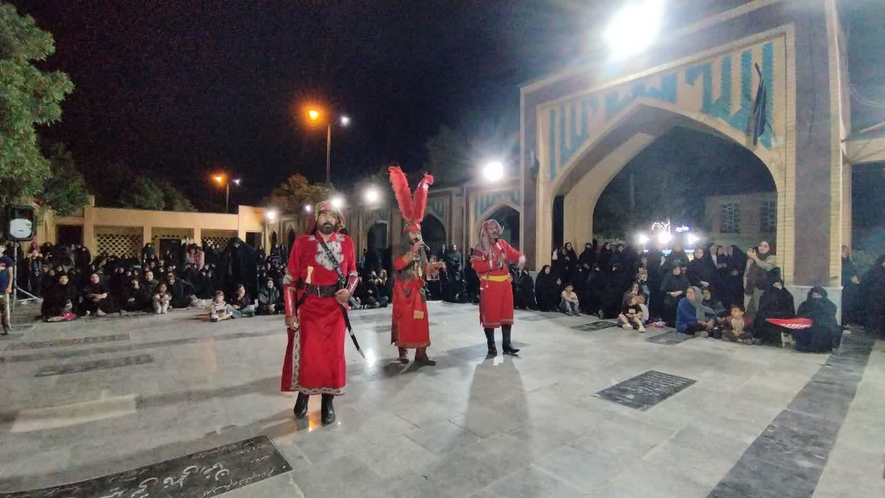 فریادِ سرخ در میعادگاه شهدای صالح آباد در رثای رهبر شهید انقلاب فریادِ سرخ در میعادگاه شهدای صالح آباد در رثای رهبر شهید انقلاب
