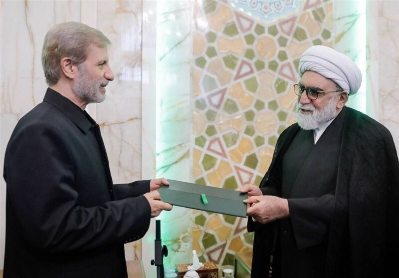 سرلشکر حاتمی فرمانده کل ارتش خادم حرم امام رضا (ع) شد+عکس