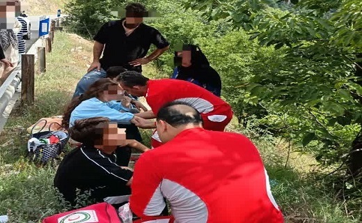 مصدومیت ۵ نفر بر اثر سقوط یک خودرو به دره سجیران رودسر