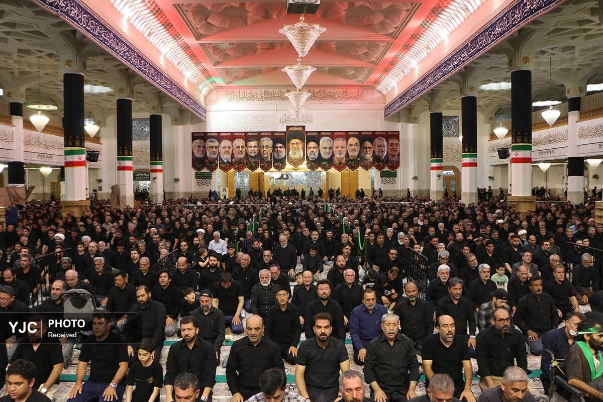 اقامه نماز ظهر تاسوعای حسینی در حرم مطهر حضرت معصومه(س)+تصاویر