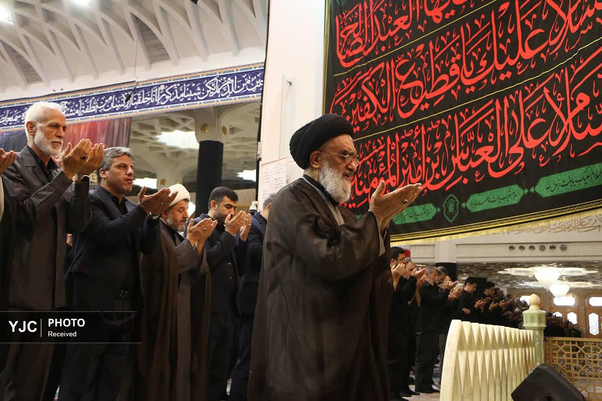 اقامه نماز ظهر تاسوعای حسینی در حرم مطهر حضرت معصومه(س)+تصاویر