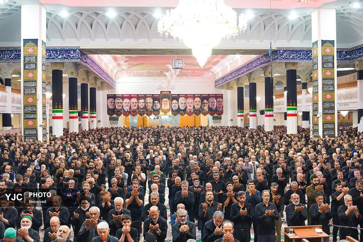 اقامه نماز ظهر تاسوعای حسینی در حرم مطهر حضرت معصومه(س)+تصاویر