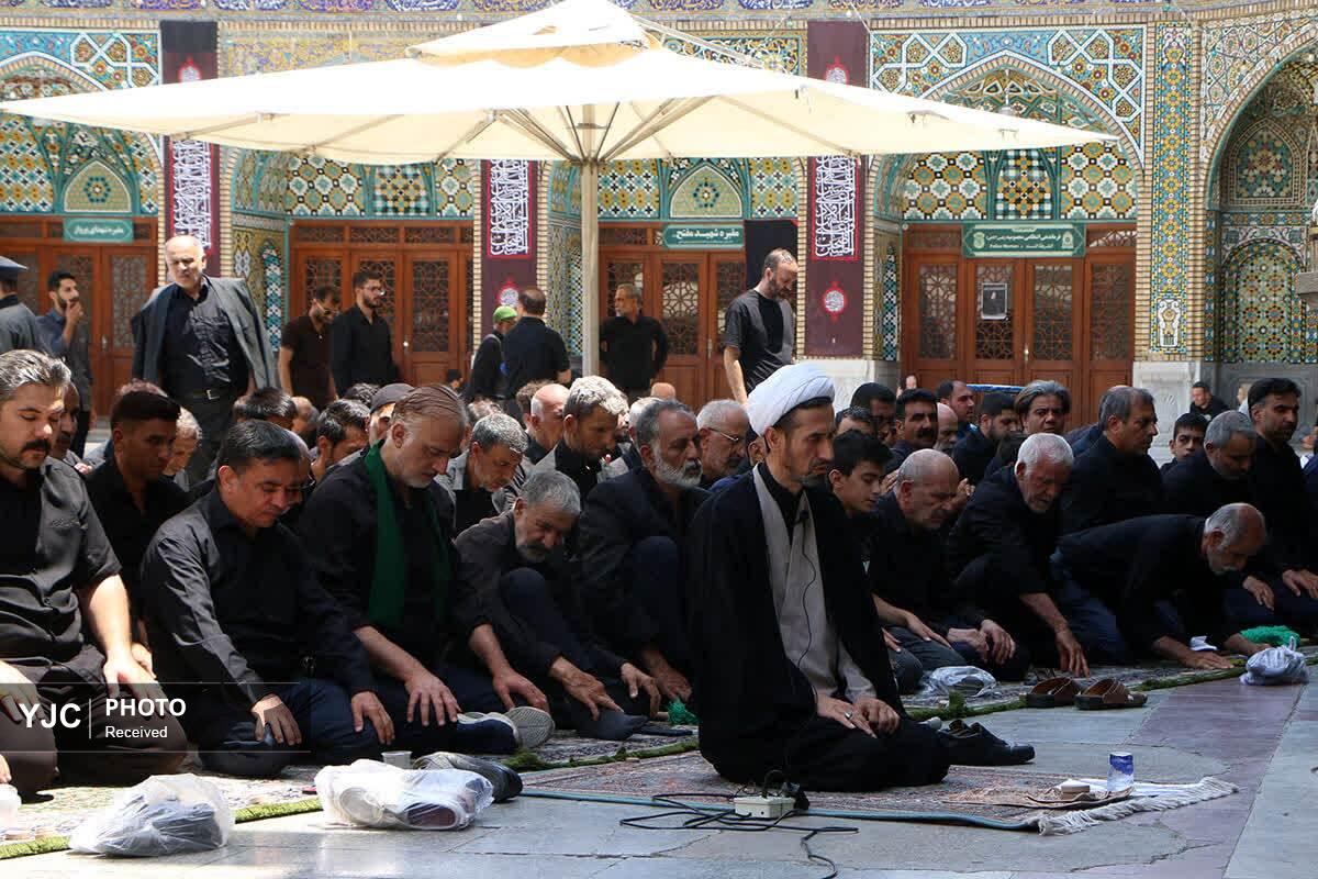 اقامه نماز ظهر تاسوعای حسینی در حرم مطهر حضرت معصومه(س)+تصاویر
