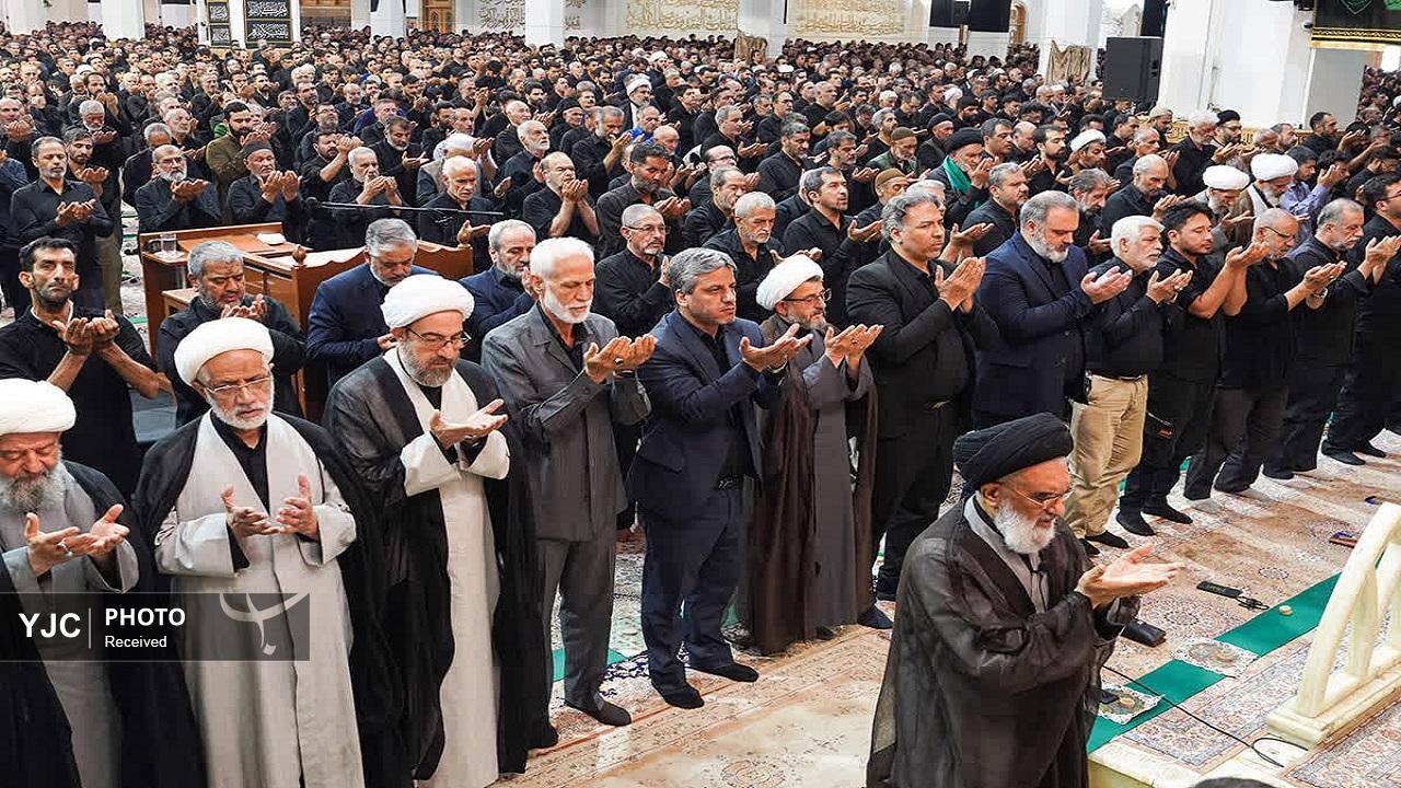 اقامه نماز ظهر تاسوعای حسینی در حرم مطهر حضرت معصومه(س)+تصاویر