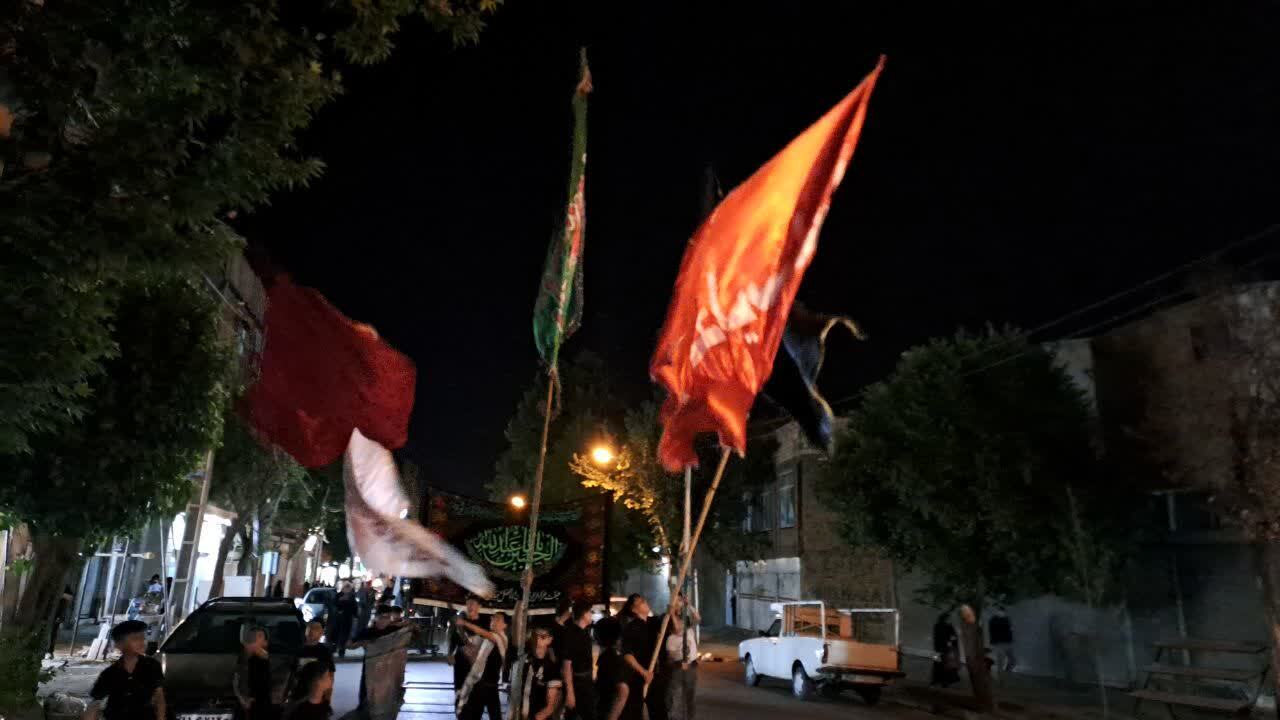 عزاداری خیابانی هیئت حضرت ابوالفضل (ع) خوی در شب تاسوعای حسینی