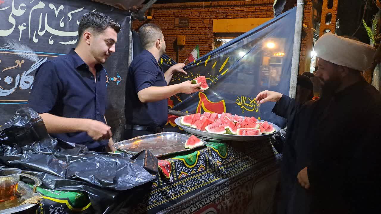 عزاداری خیابانی هیئت حضرت ابوالفضل (ع) خوی در شب تاسوعای حسینی