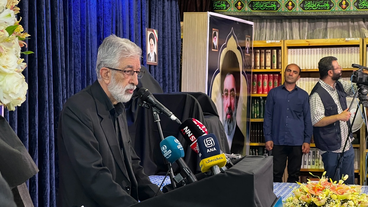 رهبر شهید آموزش و پرورش را ریشه درخت انقلاب اسلامی می‌دانستند