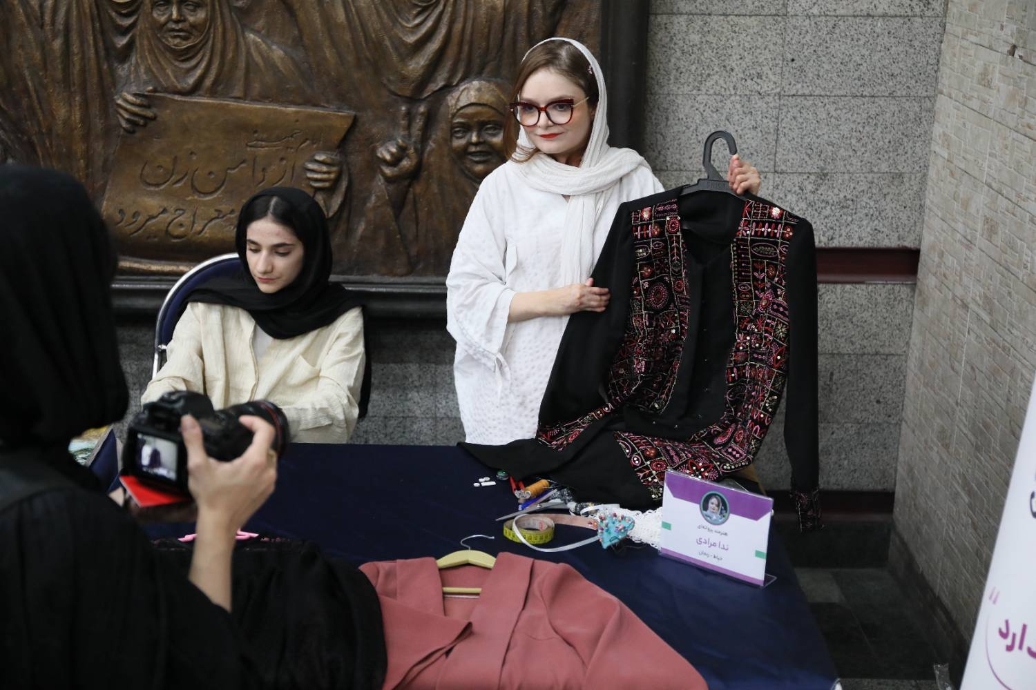 برگزاری نمایشگاه آثار هنری بیماران پروانهای + عکس برگزاری نمایشگاه آثار هنری بیماران پروانهای + عکس