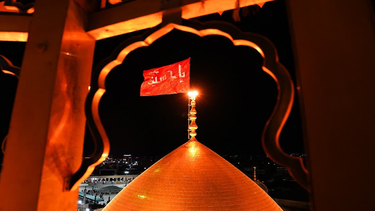 اهتزاز پرچم سرخ «یا حسین (ع)» بر فراز گنبد حرم حضرت معصومه (س)+فیلم و تصاویر