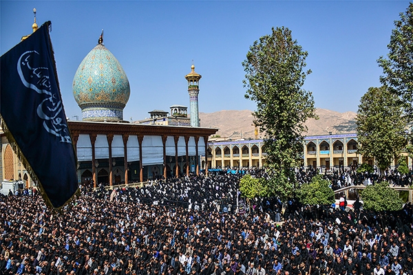 طنین نماز ظهر عاشورا در حرم شاهچراغ (ع)/تجلی شور حسینی در سومین حرم اهل‌بیت + فیلم