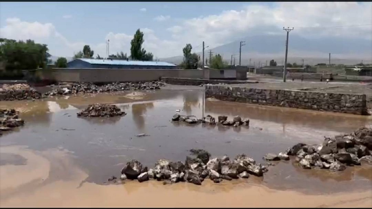 جاری شدن سیلاب در منطقه بورالان ماکو و تداوم عملیات امدادرسانی و برآورد خسارات