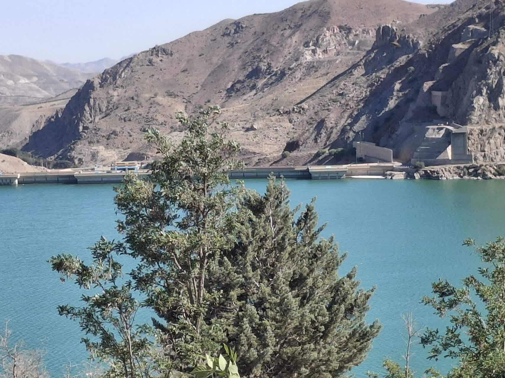 نمایی از سد پر آب لتیان در روزهای گرم تابستانی