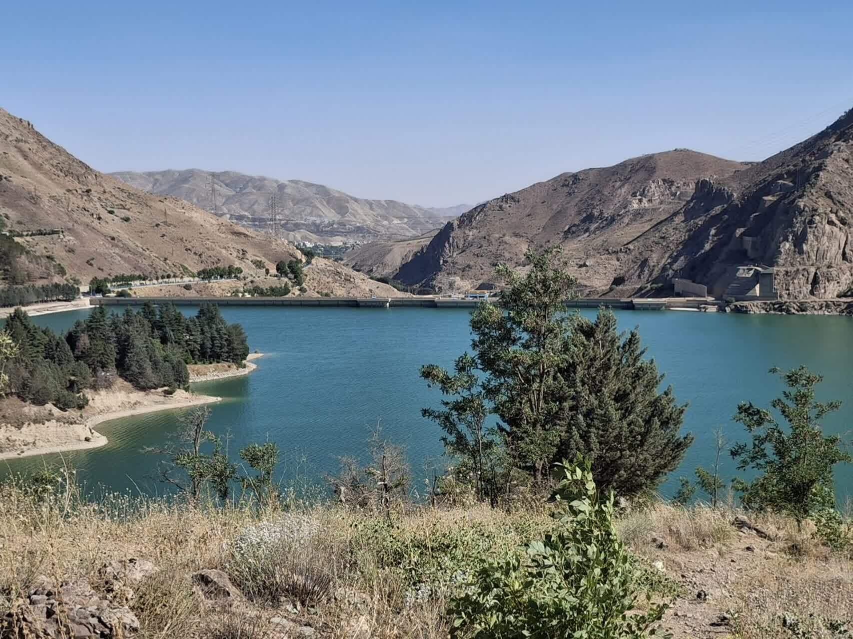 نمایی از سد پر آب لتیان در روزهای گرم تابستانی