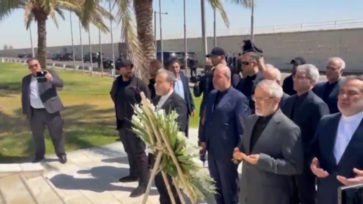 حضور عراقچی در محل شهادت سردار شهید سلیمانی و ابومهدی المهندس در نزدیکی فرودگاه بغداد + فیلم